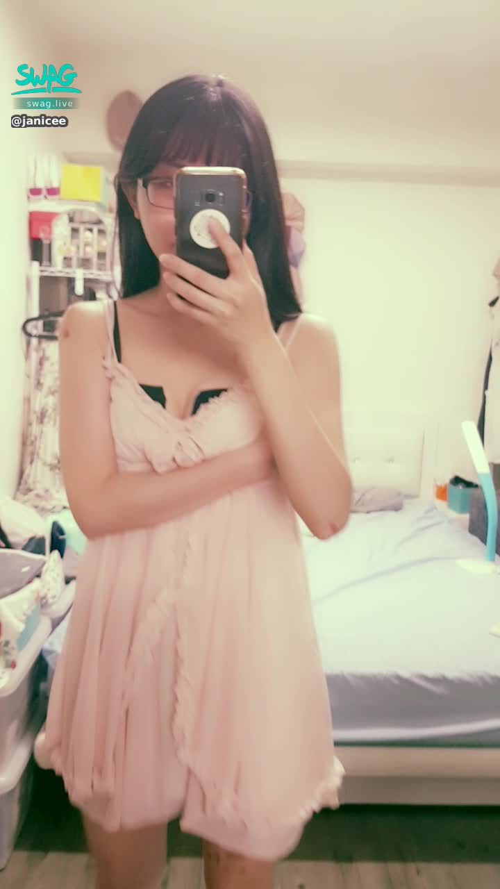 janicee : 撩起裙擺，露出修長美腿😈😈
粉色🎀睡衣，低胸的領口包不住內衣，溝影畢現💘💘
pink sleep wear💙