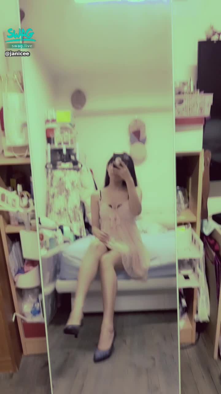 janicee : 坐在床沿，開M字腿，露出小褲💋💋
撩起裙擺，瘀青一直不好😥
性感的三角地帶💕
粉色🎀睡衣，包不住內衣，低頭時窺見溝影😈
pink sleep wear💙
