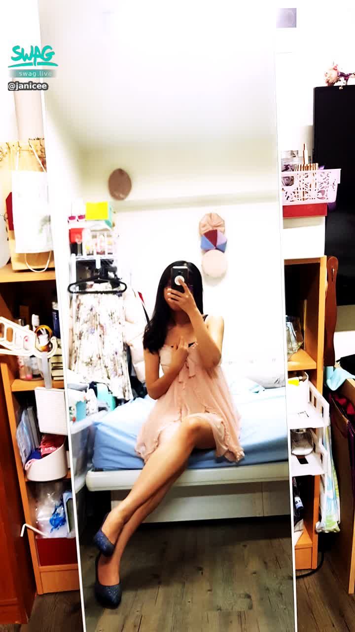 janicee : 床邊的靜照😈😈
粉色🎀睡衣，低胸的領口包不住內衣，溝影畢現💘💘
pink sleep wear💙