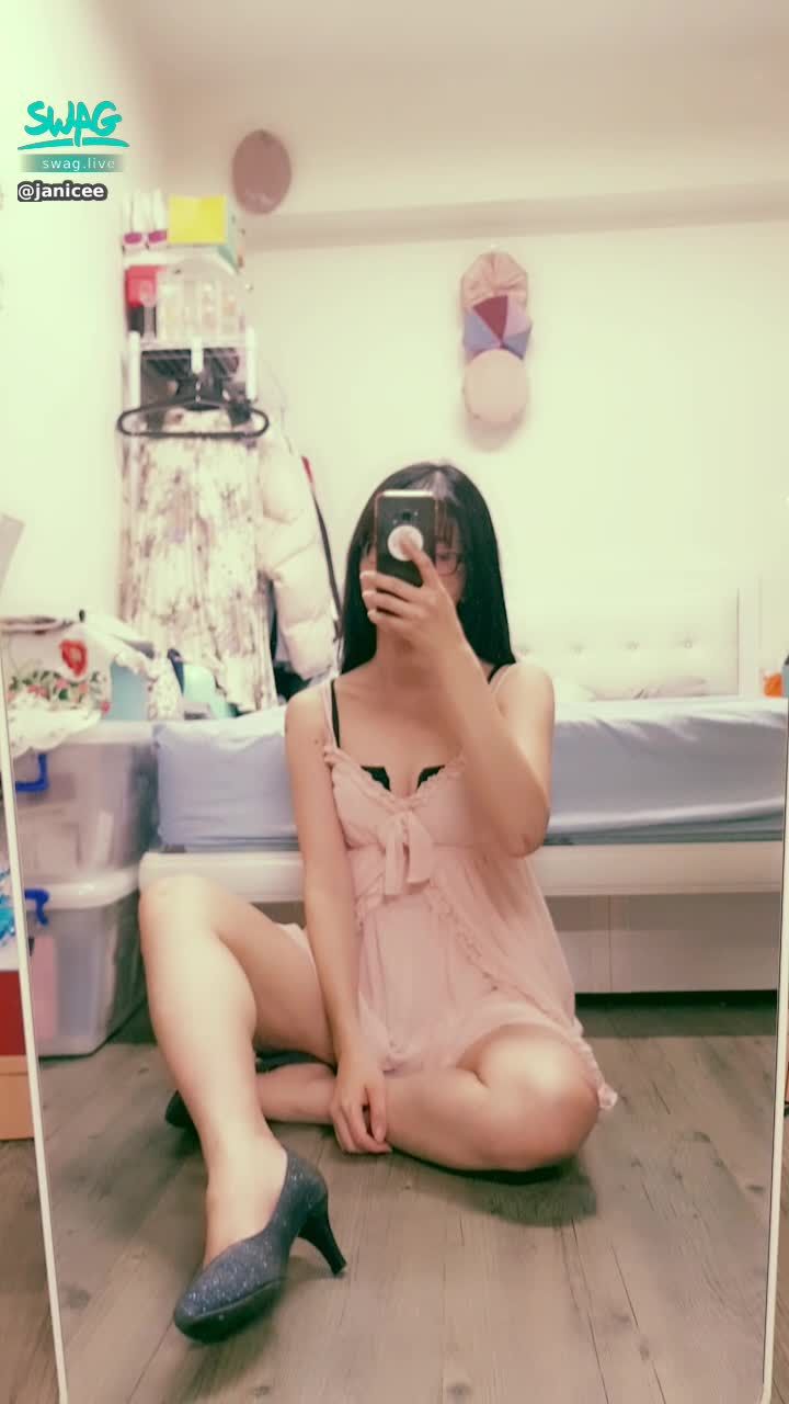 janicee : 地板上換姿勢，透出短裙下的裙底👠
瘀青何時才要退呢？🤣
粉色🎀睡衣，包不住內衣，低頭時窺見溝影😈
pink sleep wear💙