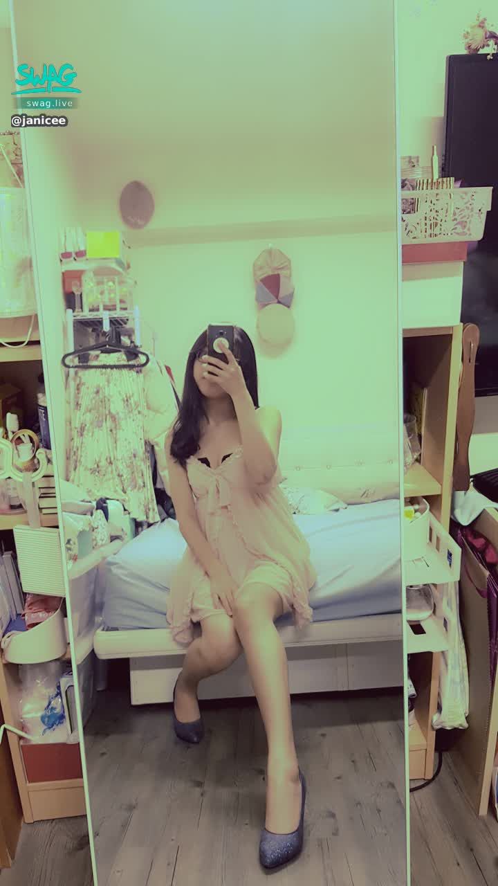 janicee : 靜照😈😈
粉色🎀睡衣，低胸的領口包不住內衣，溝影畢現💘💘
pink sleep wear💙