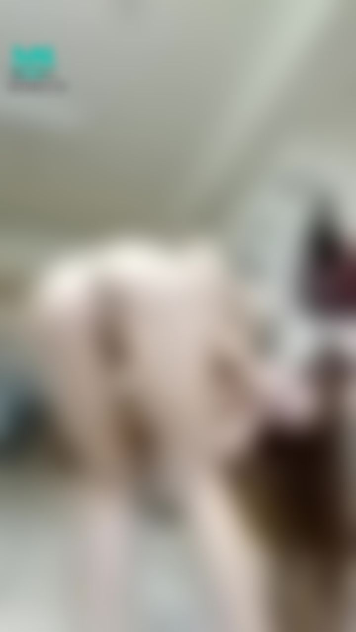 kikilinbabe : 後入式臀位上藥特寫拍屁股還看的到粉鮑臉奶穴同框