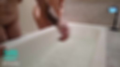 f*****y : 菲菲第一次体验在浴缸洗澡，然后被花花摸了
好害羞😳