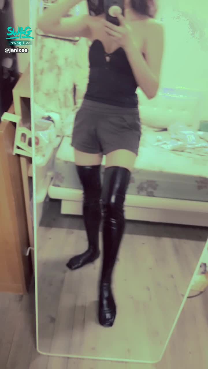 janicee : 馬甲配皮襪，大腿襪的絕對領域，有種穿了長靴的感覺💋
corset with leather stocking💫