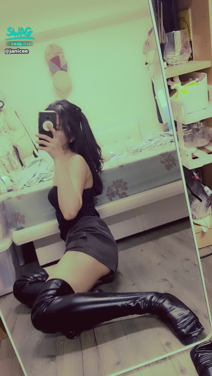 janicee : 窺見微笑線的坐姿😈靜照😈
皮質襪，像是穿皮靴的感覺，配上短褲的褲底，貼身性感💙
corset with leather stocking💫