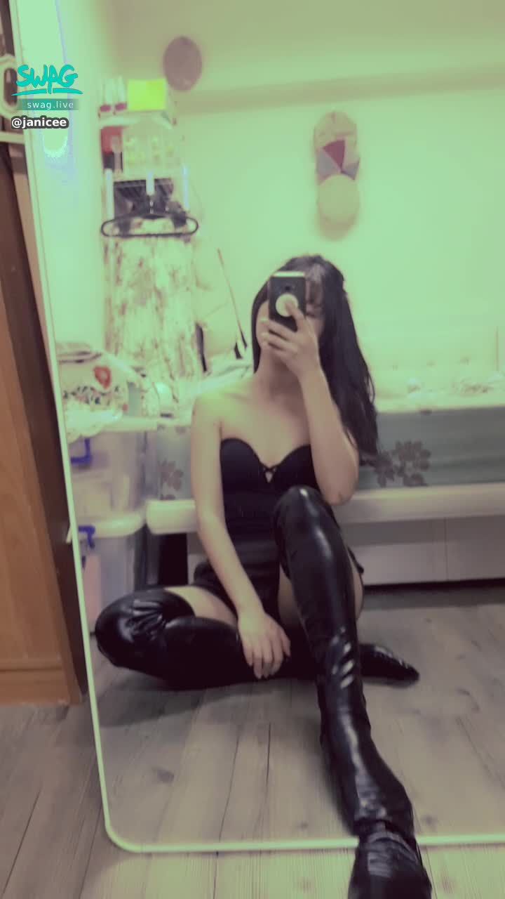 janicee : 像是穿皮靴的感覺，配上短褲的褲底，貼身性感💙
corset with leather stocking💫