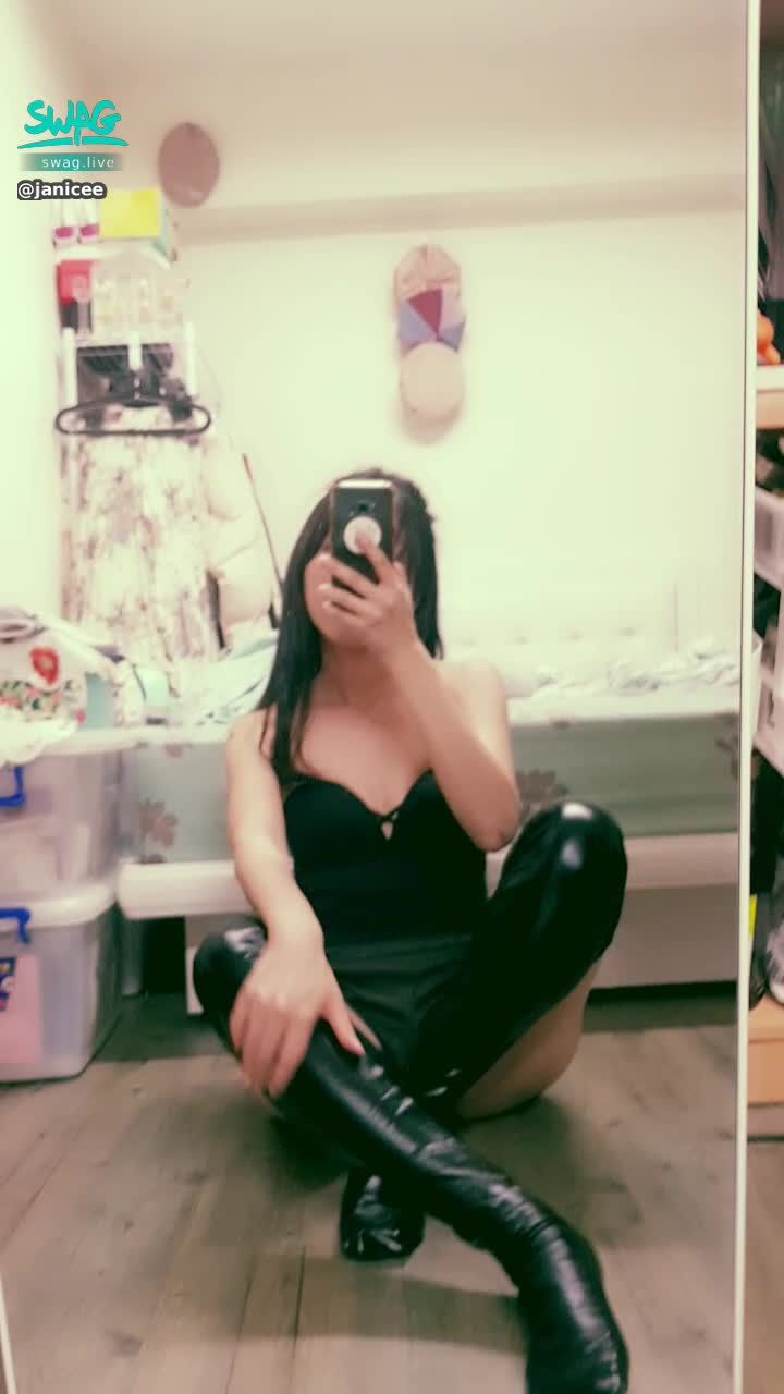 janicee : 窺見褲底的大腿根部與微笑線的坐姿😈😈
皮質襪，像是穿皮靴的感覺，配上短褲的褲底，貼身性感💙
corset with leather stocking💫