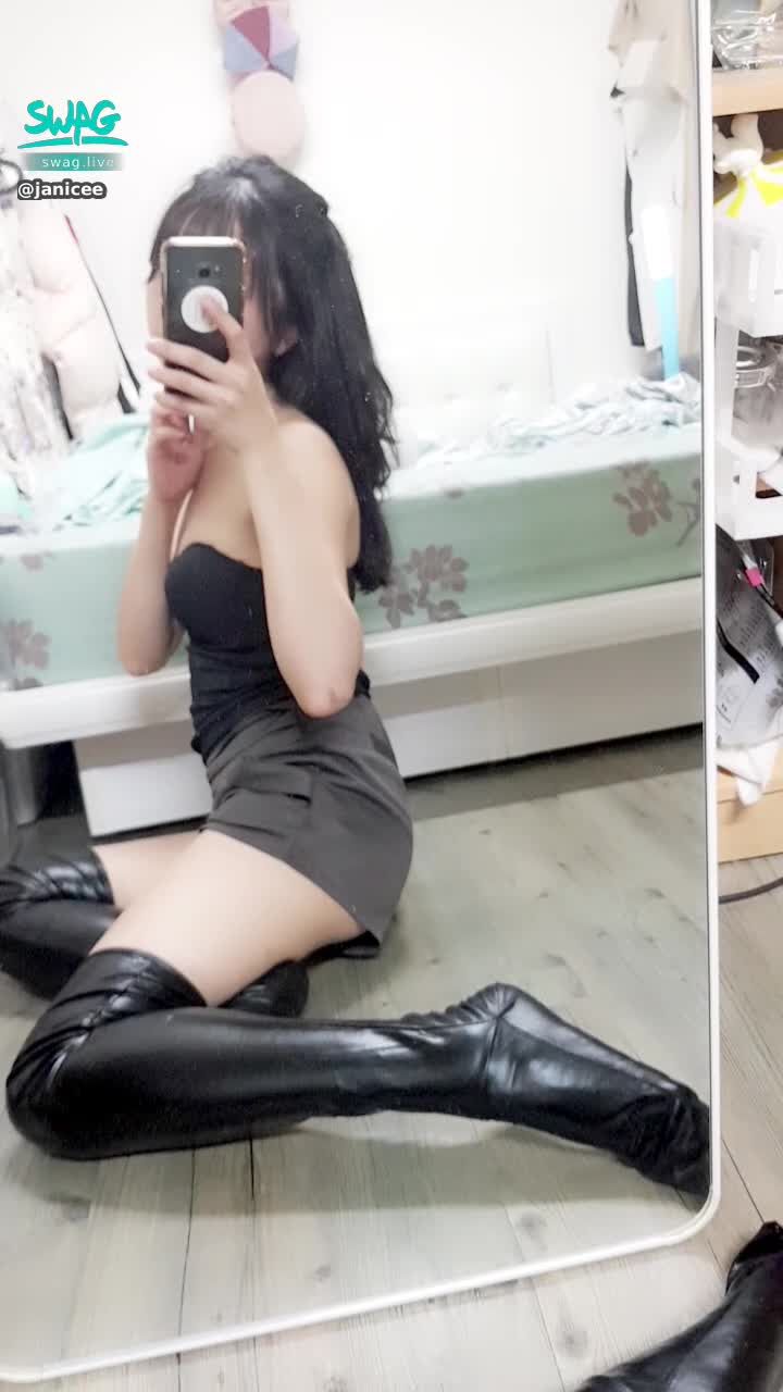 janicee : 窺見褲底的大腿根部與微笑線的坐姿，開m字腿😈
皮質襪，像是穿皮靴的感覺，配上短褲的褲底，貼身性感💙
corset with leather stocking💫