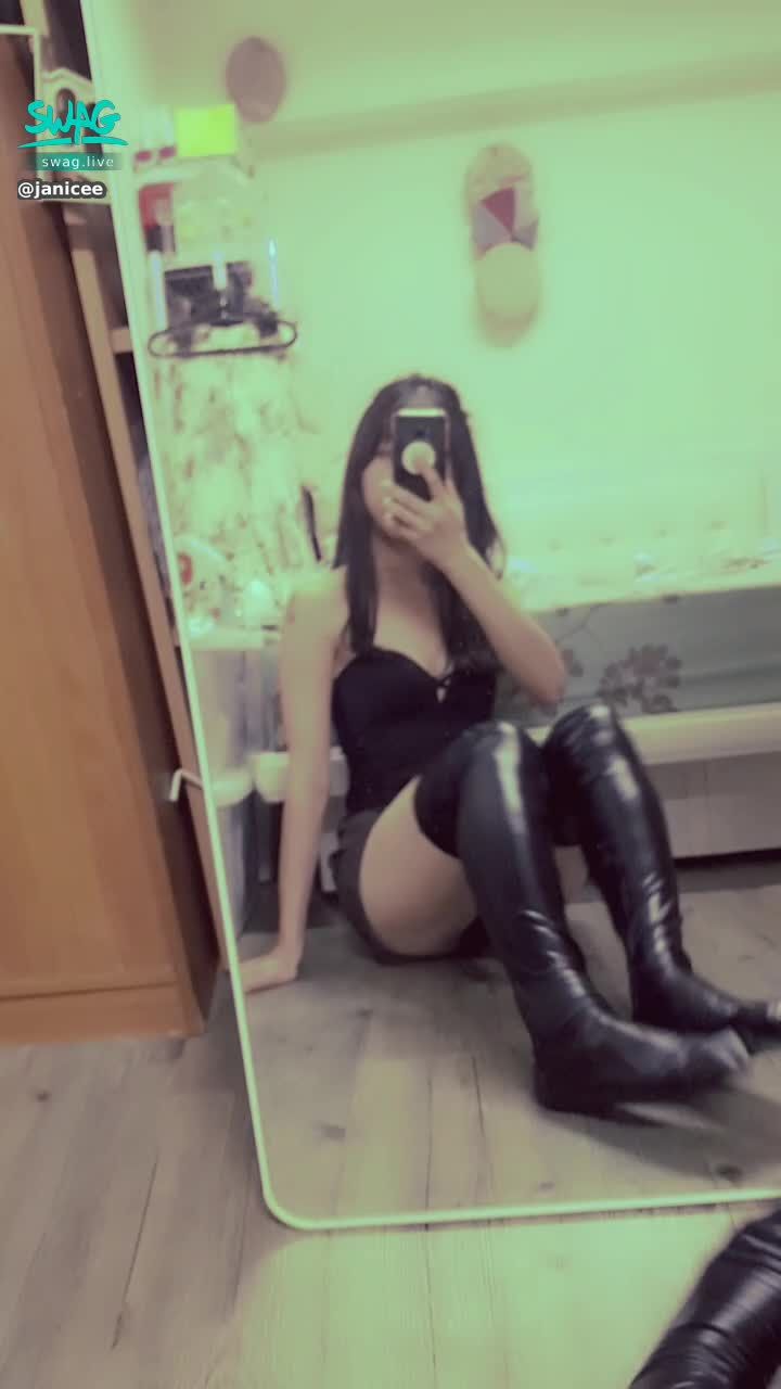 janicee : 馬甲配皮質大腿襪，不同的絕對領域，有種穿了長靴的感覺💋
corset with leather stocking💫