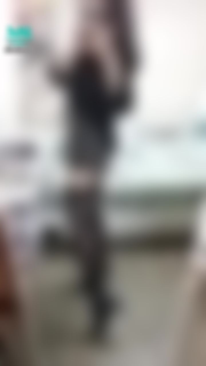 janicee : M字腿配OL路線的優雅打扮🎀🎀🎀
吊襪帶配上孔雀大腿襪，之前一直覺得吊襪帶只是情趣玩具，直到我買了會一直掉下去的膝上襪…🤣
萬聖節快樂😈😈
peacock stocking👠