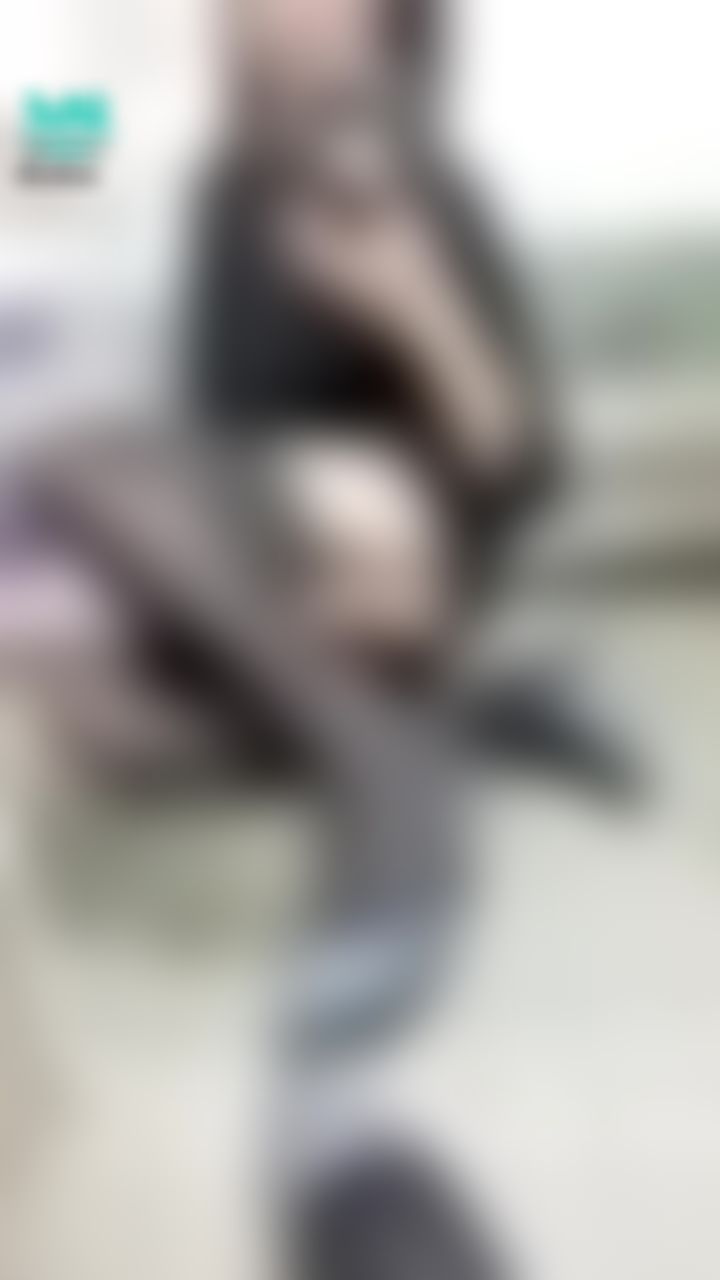 janicee : 吊襪帶性感的正面與背面，配上M字腿💫
吊襪帶配上孔雀大腿襪，之前一直覺得吊襪帶只是情趣玩具，直到我買了會一直掉下去的膝上襪…🤣
萬聖節快樂😈😈
peacock stocking👠