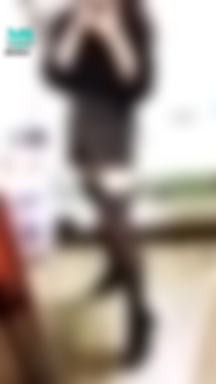 janicee : 吊襪帶配上孔雀大腿襪，之前一直覺得吊襪帶只是情趣玩具，直到我買了會一直掉下去的膝上襪…🤣
萬聖節快樂😈😈
peacock stocking👠