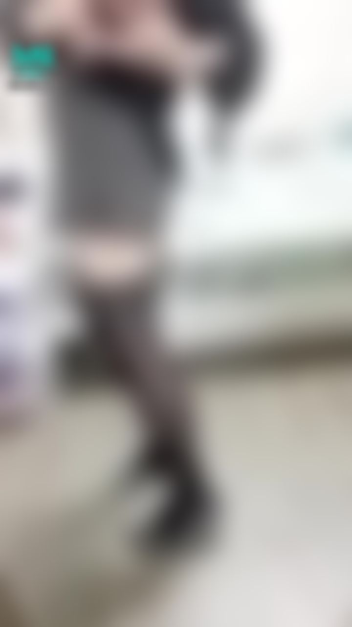 janicee : OL路線的打扮💓
吊襪帶配上孔雀大腿襪，之前一直覺得吊襪帶只是情趣玩具，直到我買了會一直掉下去的膝上襪…🤣
萬聖節快樂😈😈
peacock stocking👠