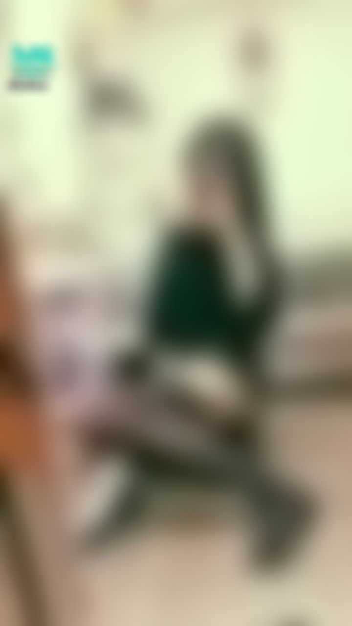 janicee : 吊襪帶與孔雀大腿襪，絕對領域的性感💗
背面的一條線特別誘人💋
黑絲內的腳趾💚
之前一直覺得吊襪帶只是情趣玩具，直到我買了會一直掉下去的膝上襪，才知道它多重要🤣
萬聖節快樂😈😈
peacock stocking👠