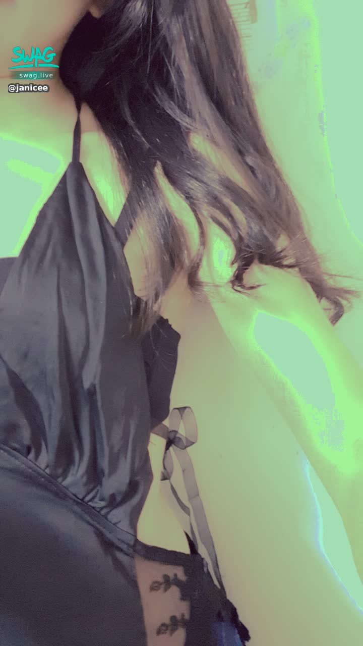 janicee : 巴黎鐵塔睡衣💋想看影片或照片的請私訊我💋
大露背的背後鏤空編織出一座鐵塔🎀
側邊開衩的綁帶與蕾絲透出肌膚💙
bisou bisou💄