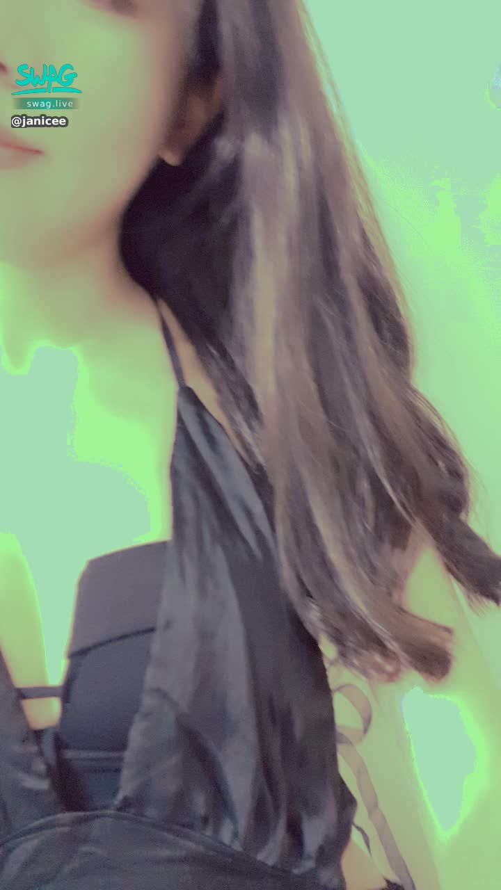 janicee : 巴黎鐵塔睡衣💋想看照片或影片的請私訊我💋
鏤空編織出一座鐵塔🎀
側邊開衩的綁帶與蕾絲透出肌膚💙
bisou bisou💄