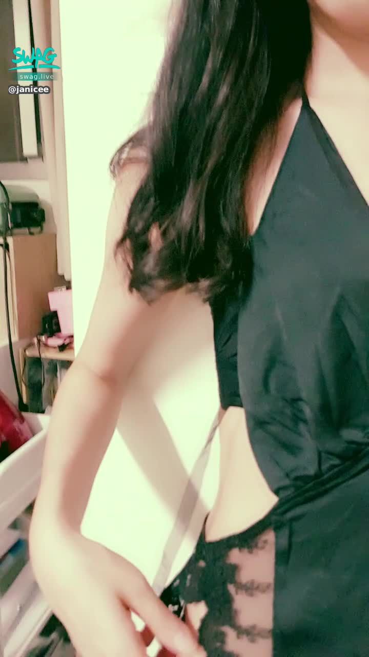 janicee : 深V巴黎鐵塔睡衣💜想看照片或影片的請私訊我💋
鏤空編織出一座鐵塔🎀
側邊開衩的綁帶與蕾絲透出肌膚💙
bisou bisou💄