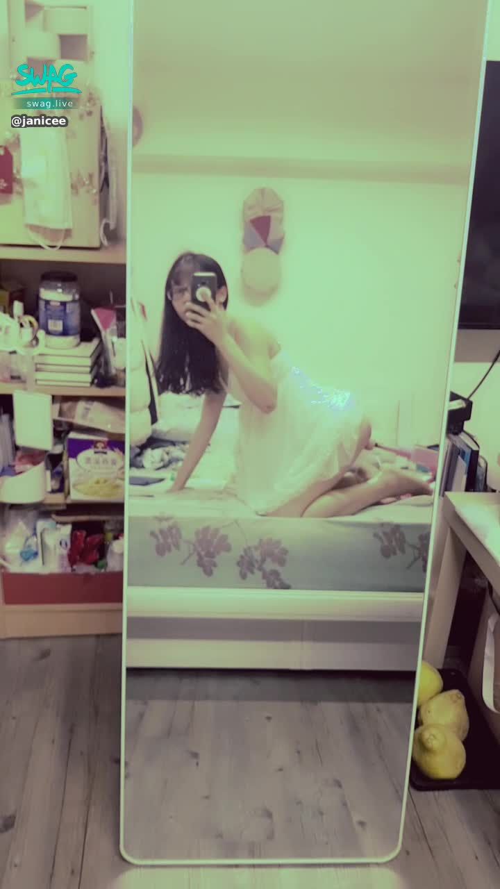 janicee : 久違的炮機系列😈
3段速到4段速抽插💛好久沒被炮機的上彎陽具插，低速就快不行了😥
畢業了終於可以稍微喘息💋
machine fuck💘💘