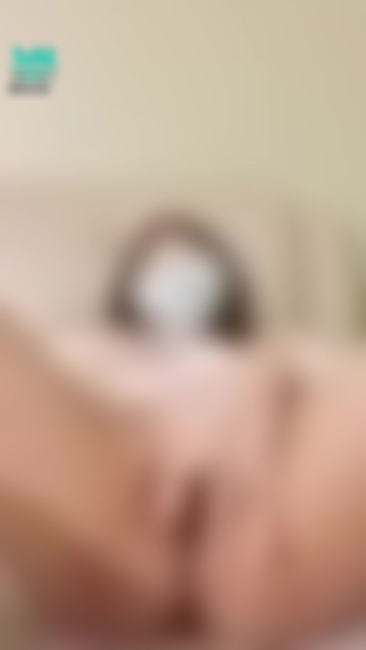 lizbaby : 手指插進去了，直接在熟睡妹妹的身旁扣穴