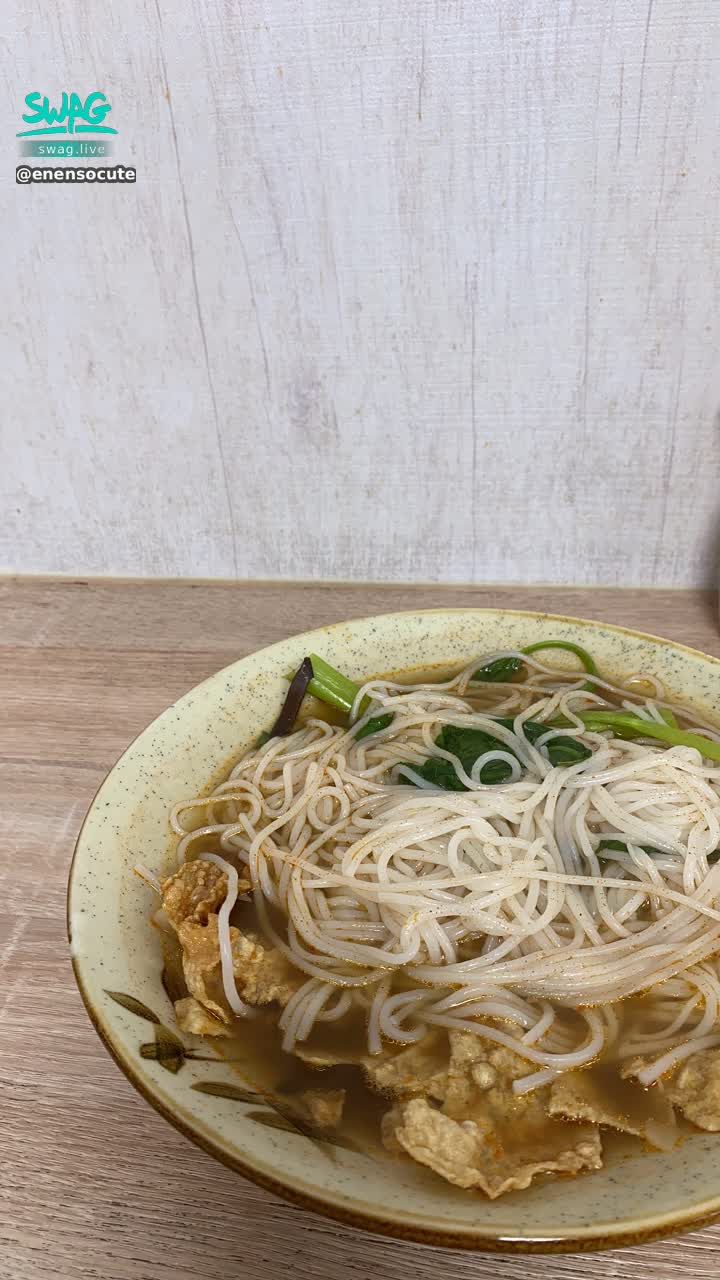 enensocute : 吃螺螄粉還是吃我😳