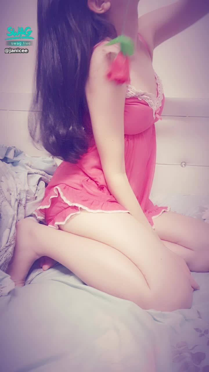  : Kiss the curves of the body with petals to create a rose with thorns 🌹
The temptation of sexy pajamas and smile lines ♥️
The angle of view close to honey's thigh 👀 red trap 😈
allure 💓