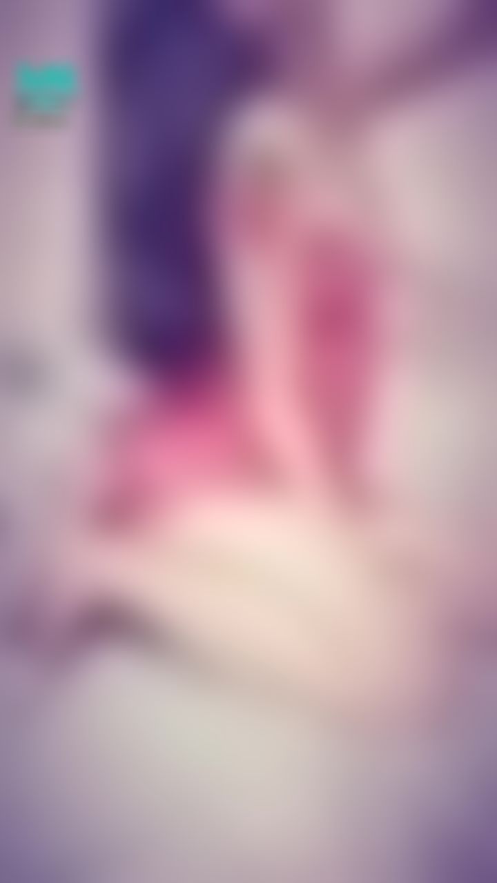 janicee : 用花瓣輕吻過身體的曲線，成就帶刺玫瑰🌹
性感睡衣與微笑線的誘惑♥️
貼近蜜大腿的視角👀紅色陷阱😈
allure💓