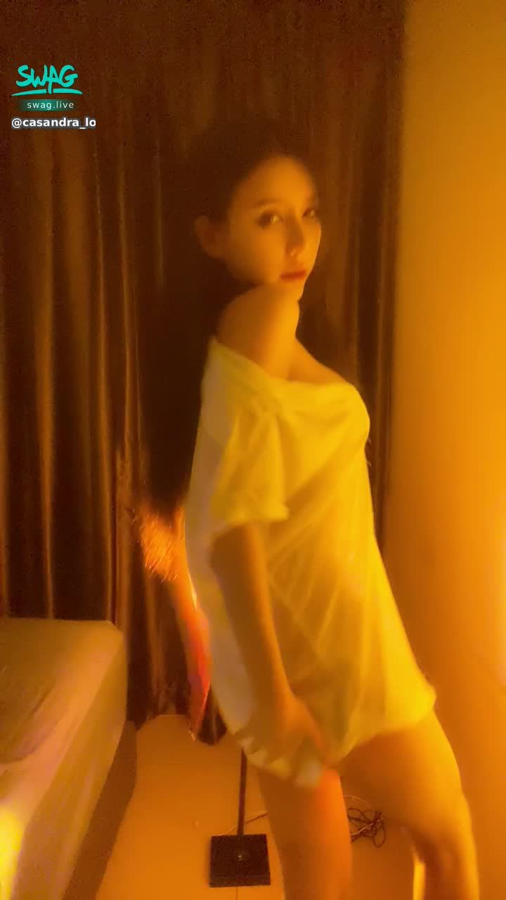 c**********w : 差点走光😕