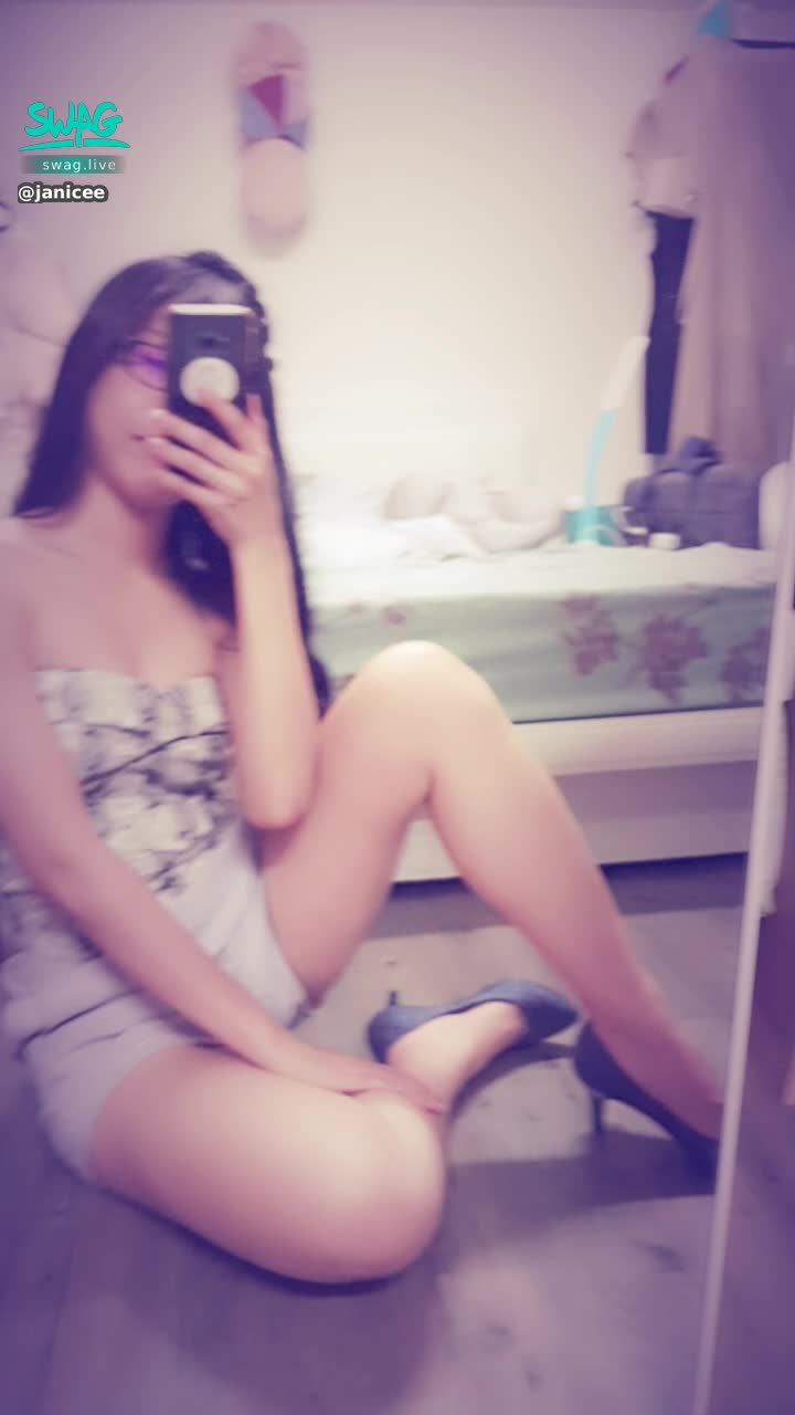  : 地上開M腿💗💗💗
性感貼身的低胸馬甲配上高跟鞋👠
回溫了，辣度跟著升溫的天氣💋
spicy corset 💛