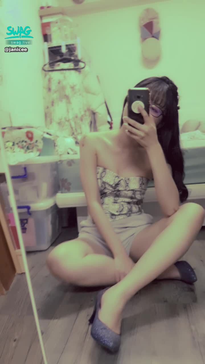  : 坐在地上開M字腿🌹
性感貼身的低胸馬甲配上高跟鞋👠
回溫了，可以穿很辣的天氣💛
💋
spicy corset 😈