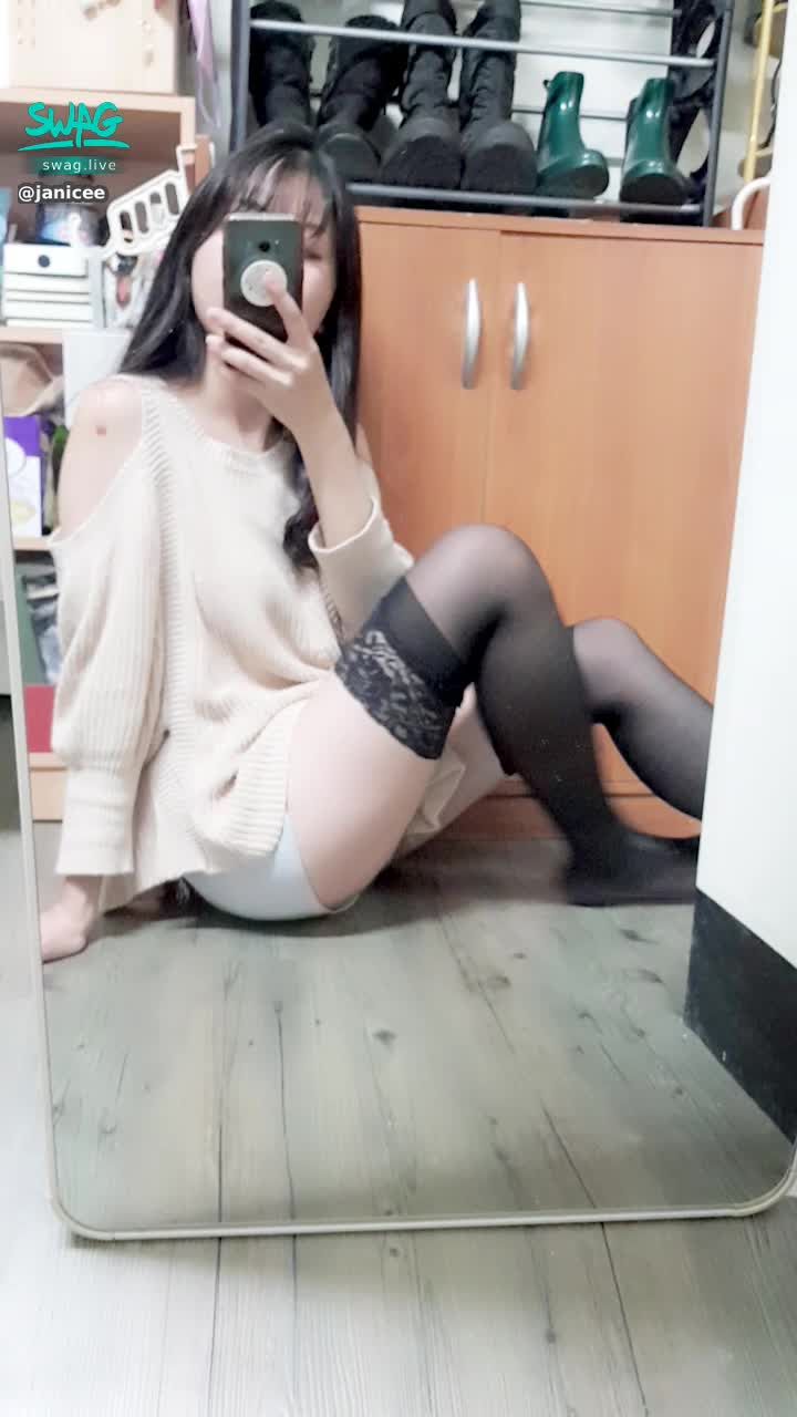  : M字腿😈黑絲又破了😥
露肩、絕對領域與黑蕾絲👠
silk thigh domain💓