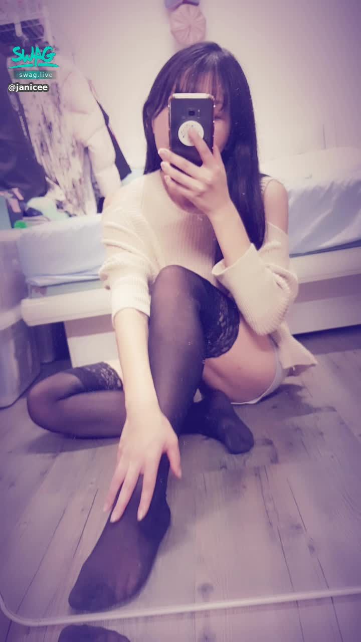  : 黑絲的第一人稱視角💚與短褲的褲底😈
總是難免有破洞的大腿襪😥
露肩、絕對領域與黑蕾絲👠
silk thigh domain🌹