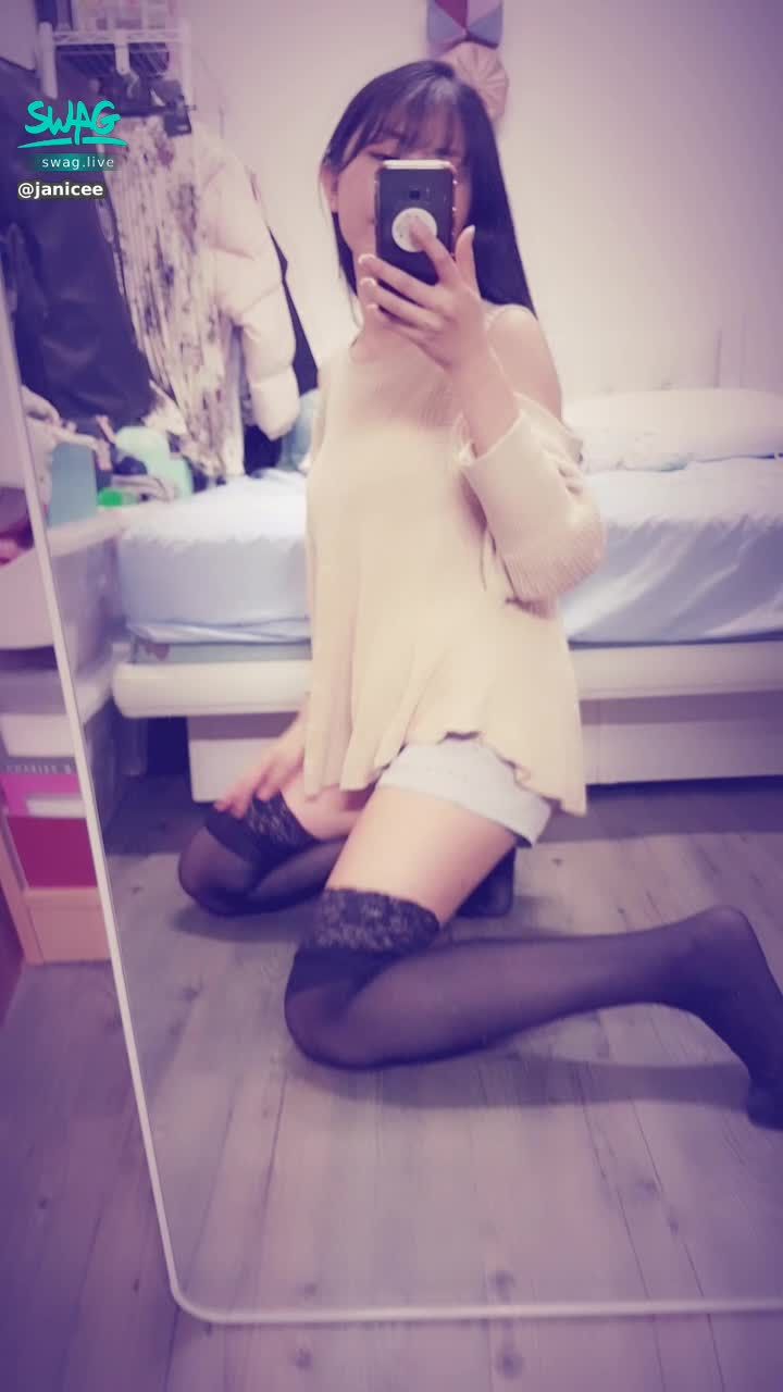  : M字腿😈
露肩、絕對領域與黑蕾絲👠
silk thigh domain💓