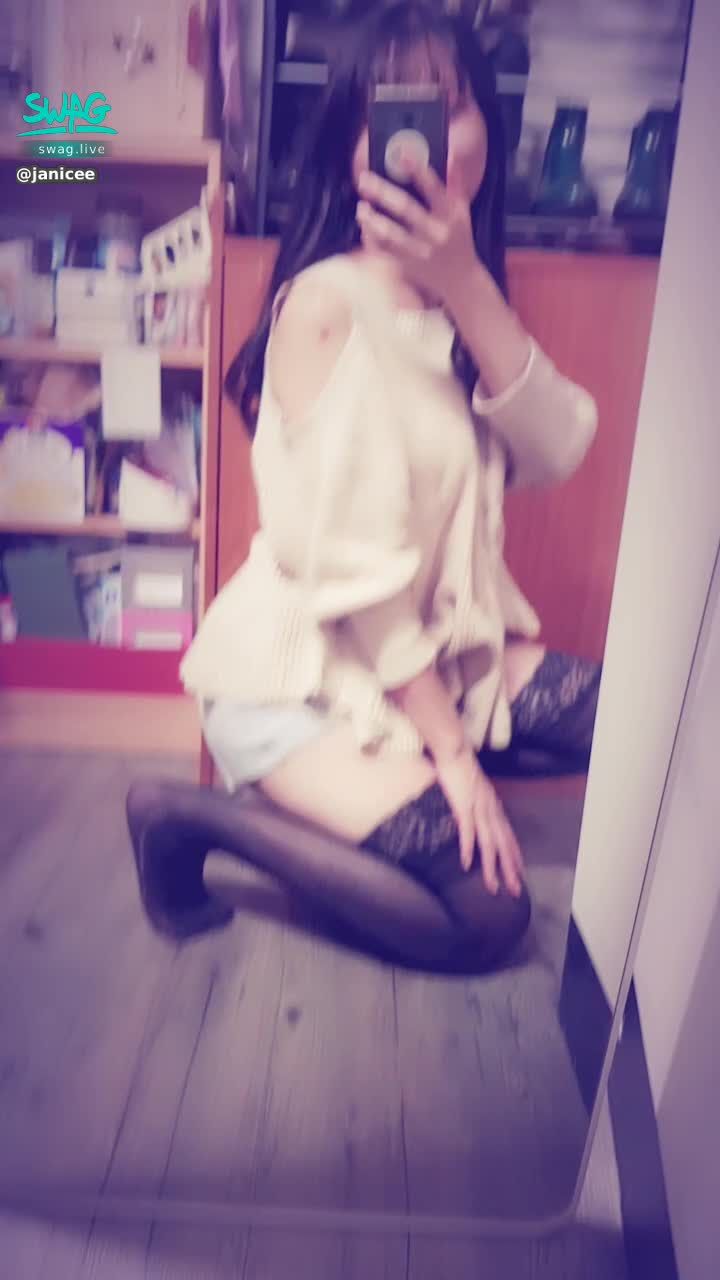  : 跪姿與坐下💫長腿姿態💚
露肩、絕對領域與黑蕾絲👠
silk thigh domain💓
