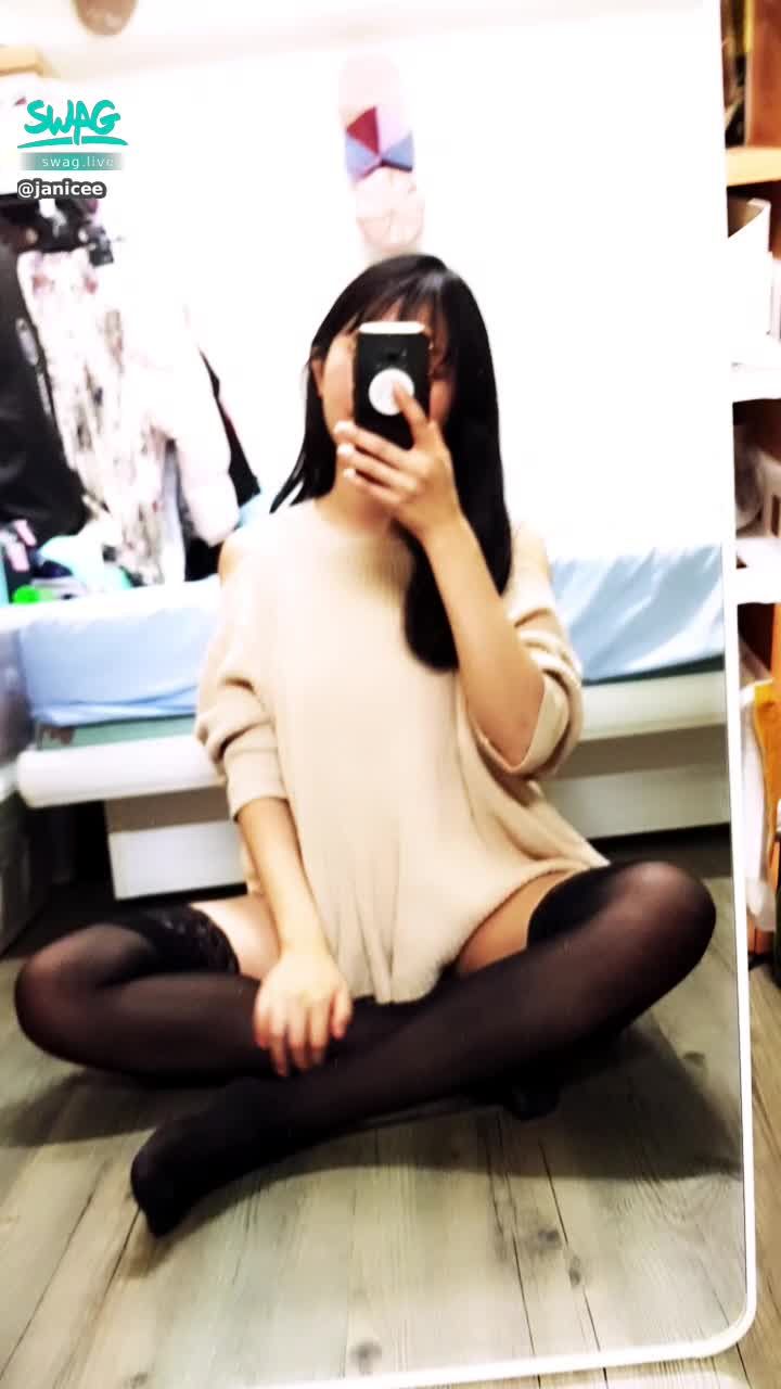  : 坐姿💫free💐
露肩、絕對領域與黑蕾絲👠
silk thigh domain💓
