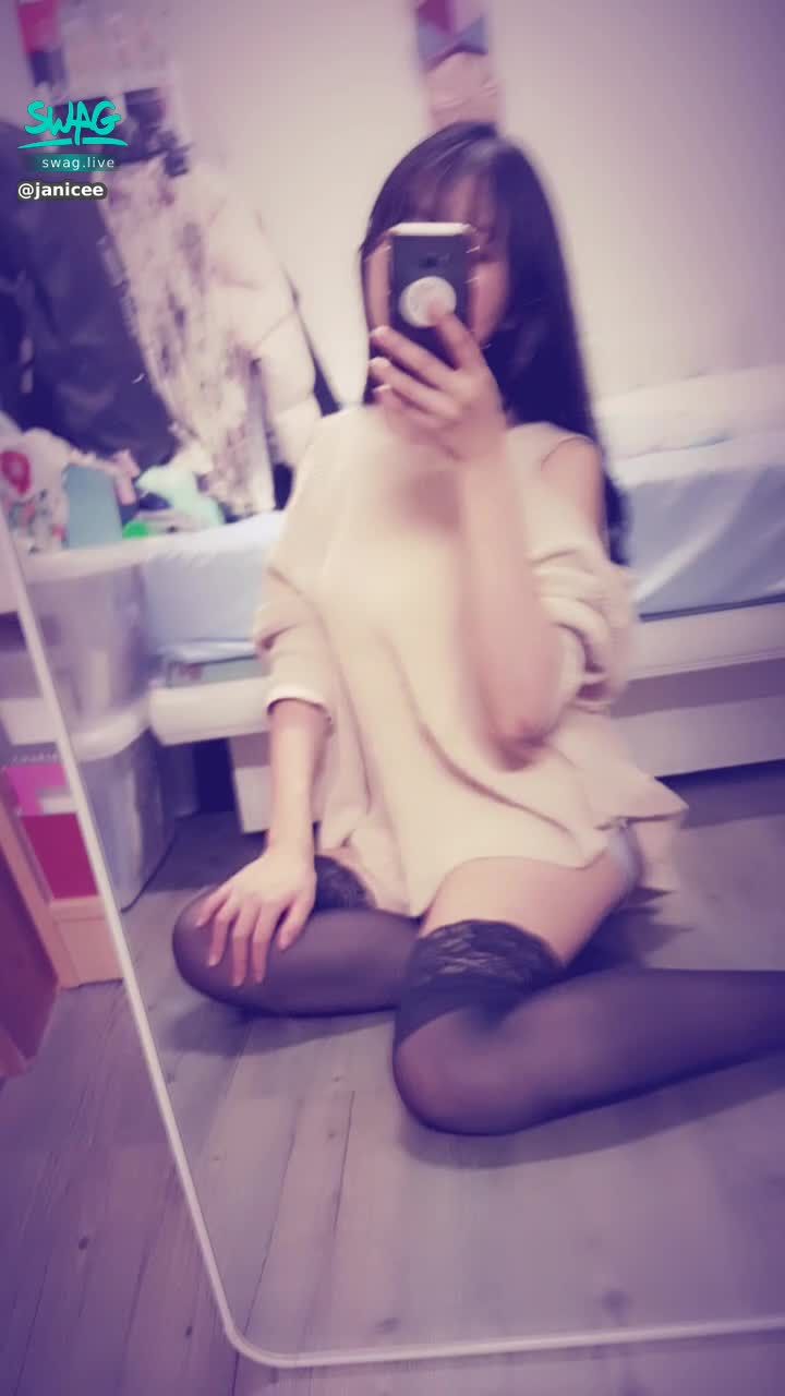  : 第一人稱的男友視角，窺見美腿😈😈😈
露肩、絕對領域與黑蕾絲👠
silk thigh domain💓