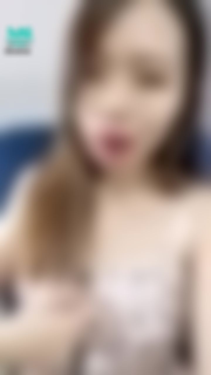  : 🔥 隐隐约约是把紧紧的背心拉开💦💦 想露也不想露奶子🤭🤤