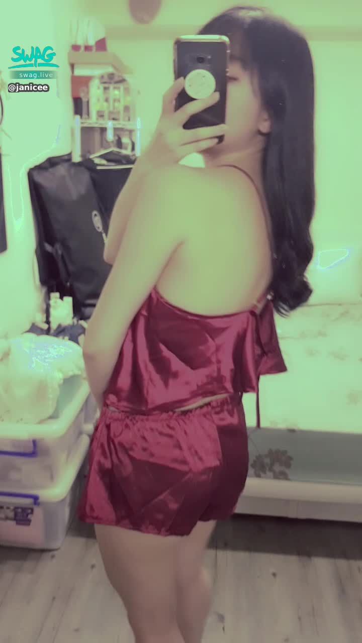janicee : 背後的交叉美背設計⭐
紅色肚兜中式睡衣💋
緞面的性感🌹
red satin💓