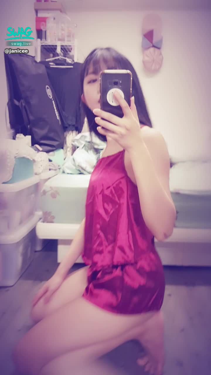 janicee : 客人指定的紅睡衣😈
想拆開鏤空露背的綁帶嗎？💛
緞面誘惑💗
red satin sleepwear👠