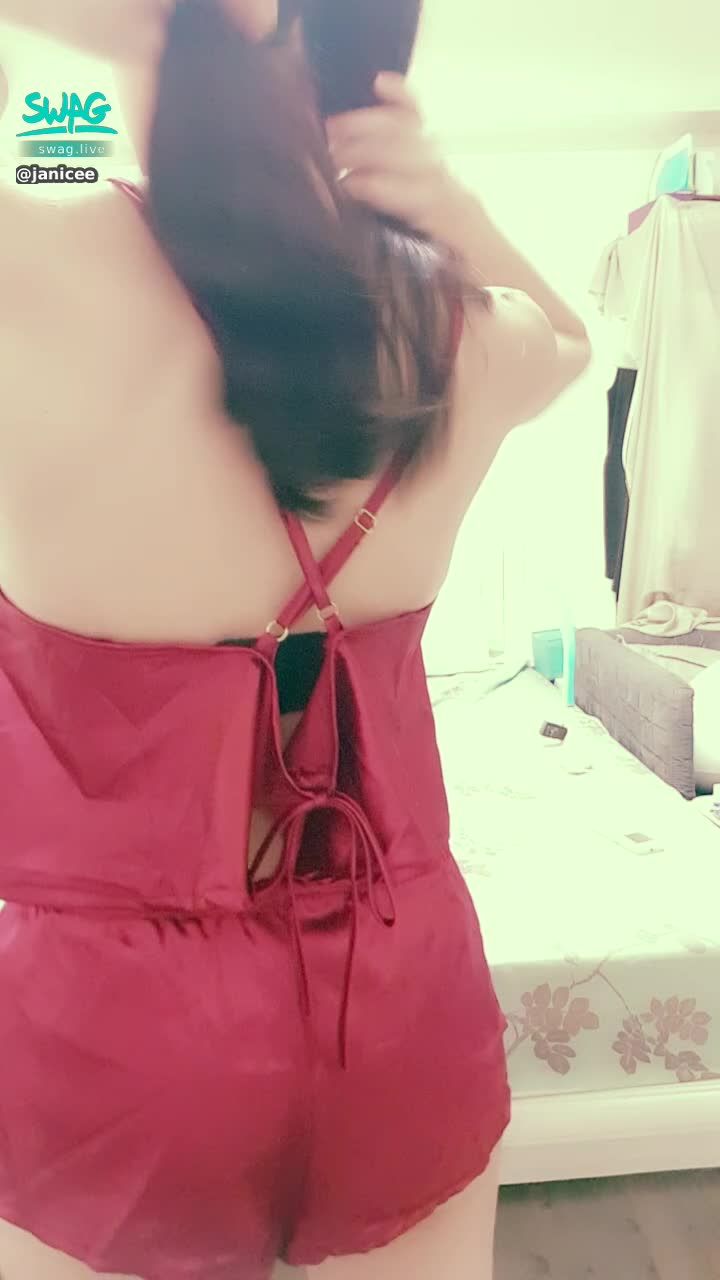 janicee : 客人指定的紅睡衣😈
趴在床上，露出臀線💋
想拆開鏤空露背的綁帶嗎？💛
緞面紅睡衣♥️
red satin sleepwear👠