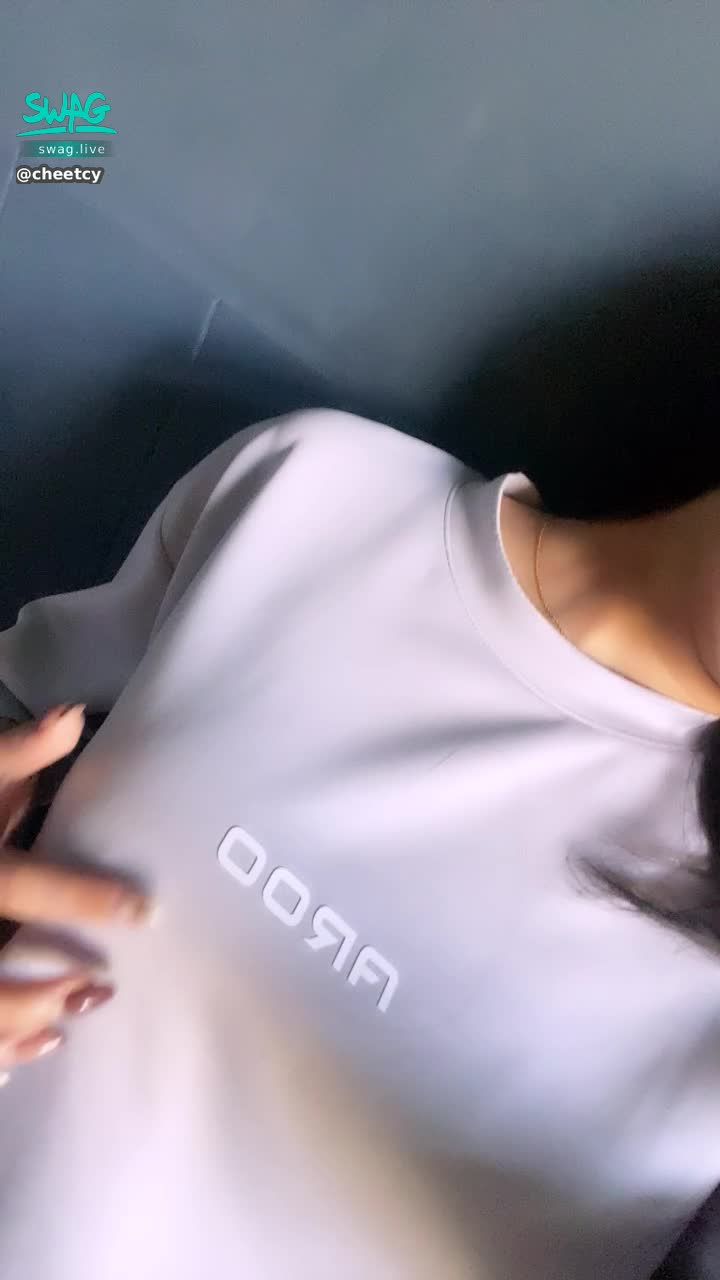 c*****y : 剛剛去拿外送 外送員一直看我凸凸的😛