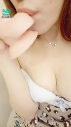 sweetievv : 舔蛋蛋舔的超爽 讓我幫你射出來好嗎😜