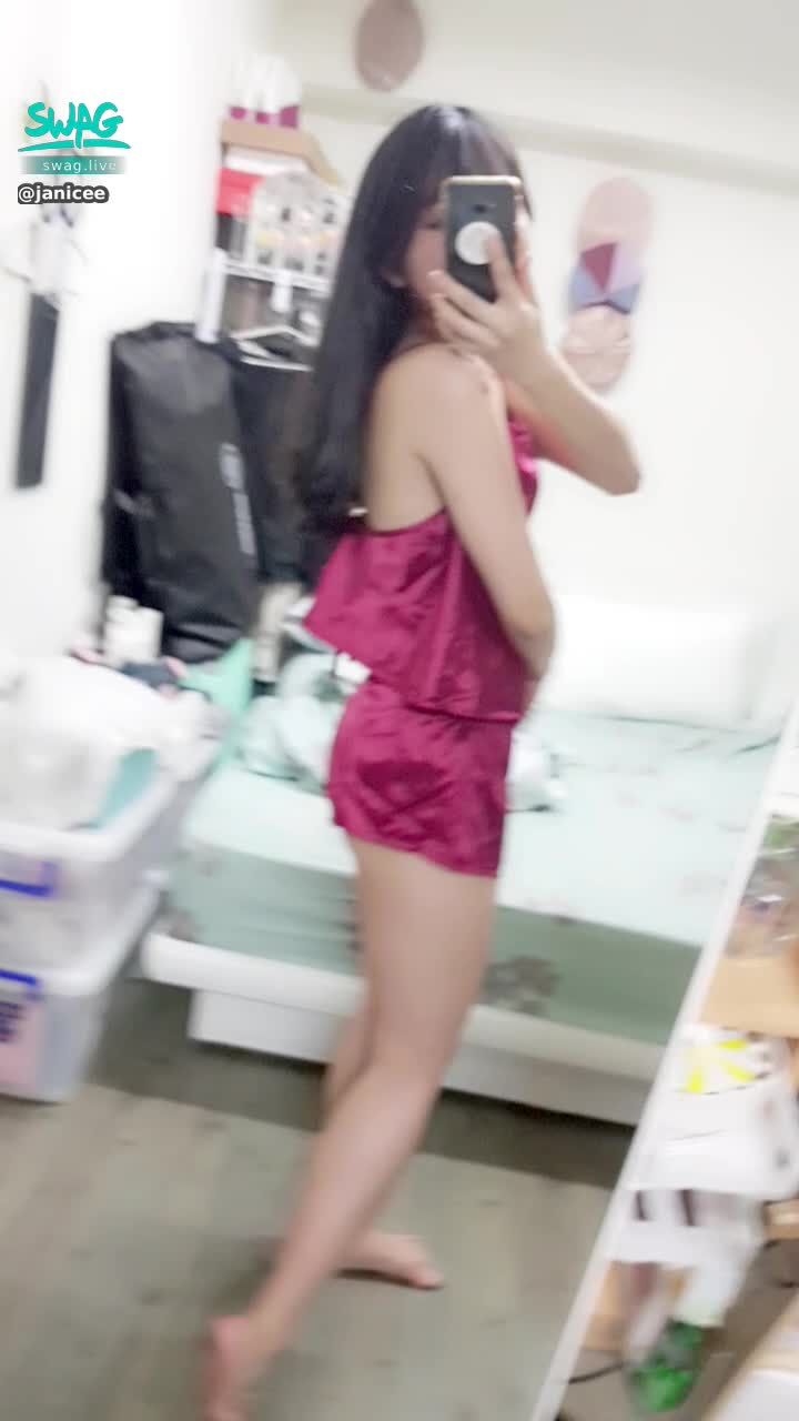 janicee : 紅色肚兜睡衣，背後的交叉與開衩💋
緞面的性感💕
red satin💚