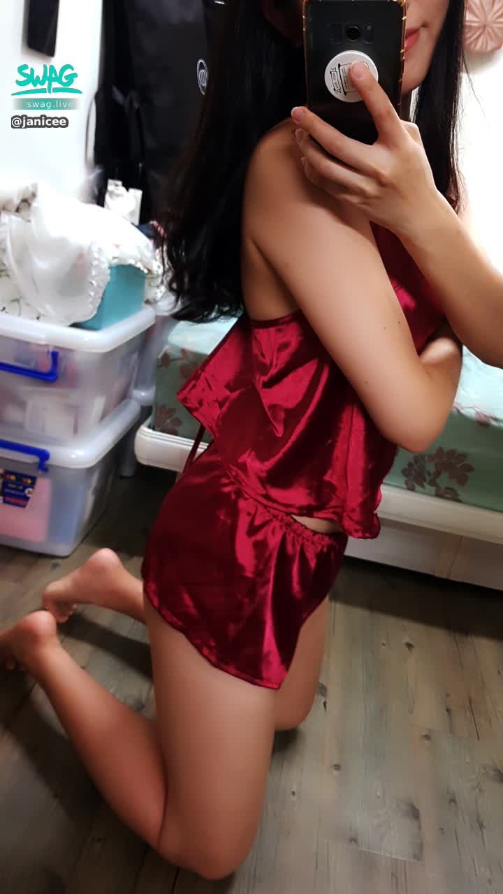 janicee : 緞面睡衣💐靜照💙
red satin sleepwear👠