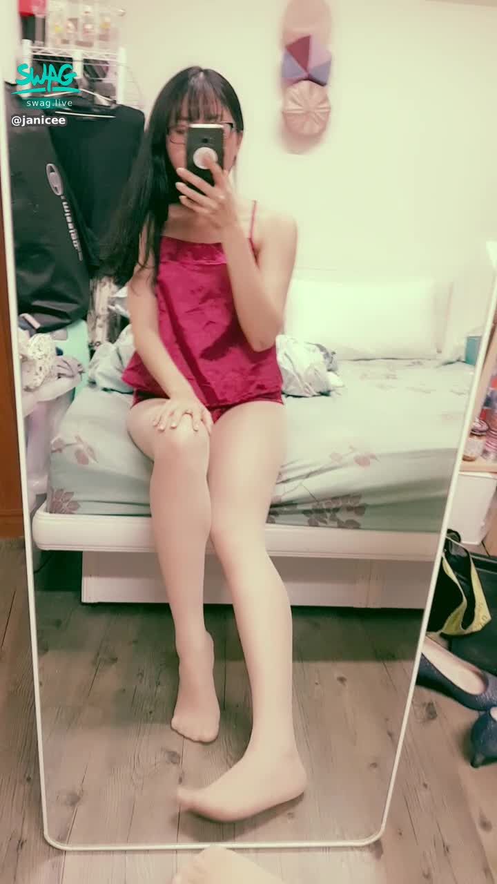 janicee : 客人指定的膚色絲襪與腳趾😈
紅色中式肚兜睡衣🌹
silk stocking with red satin👠