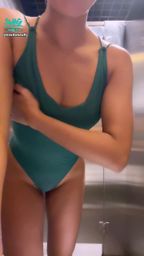 kiwitakeufly : So difficult to take off that wet swim suit
濕濕泳衣最難脫(。ì _ í。)
