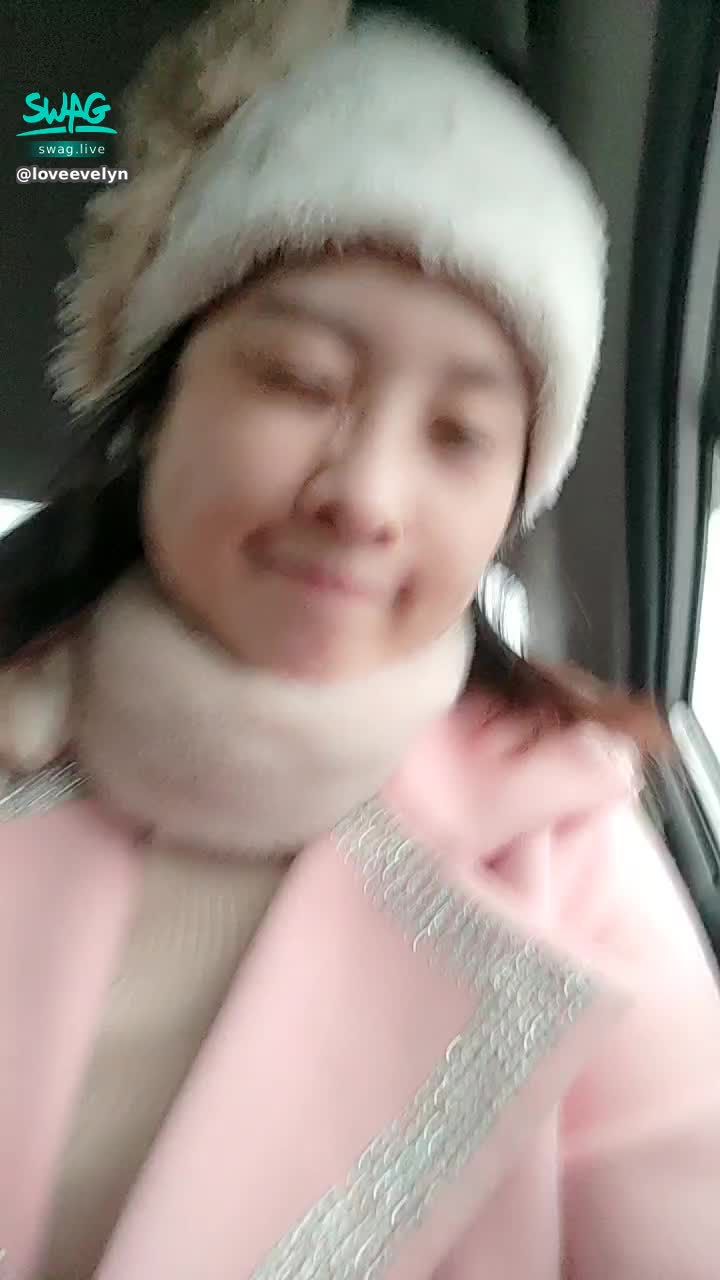 loveevelyn : Secretly broken again on Uber 🤭🤭🤭
You take a closer look at whether Yiyi has... or...?