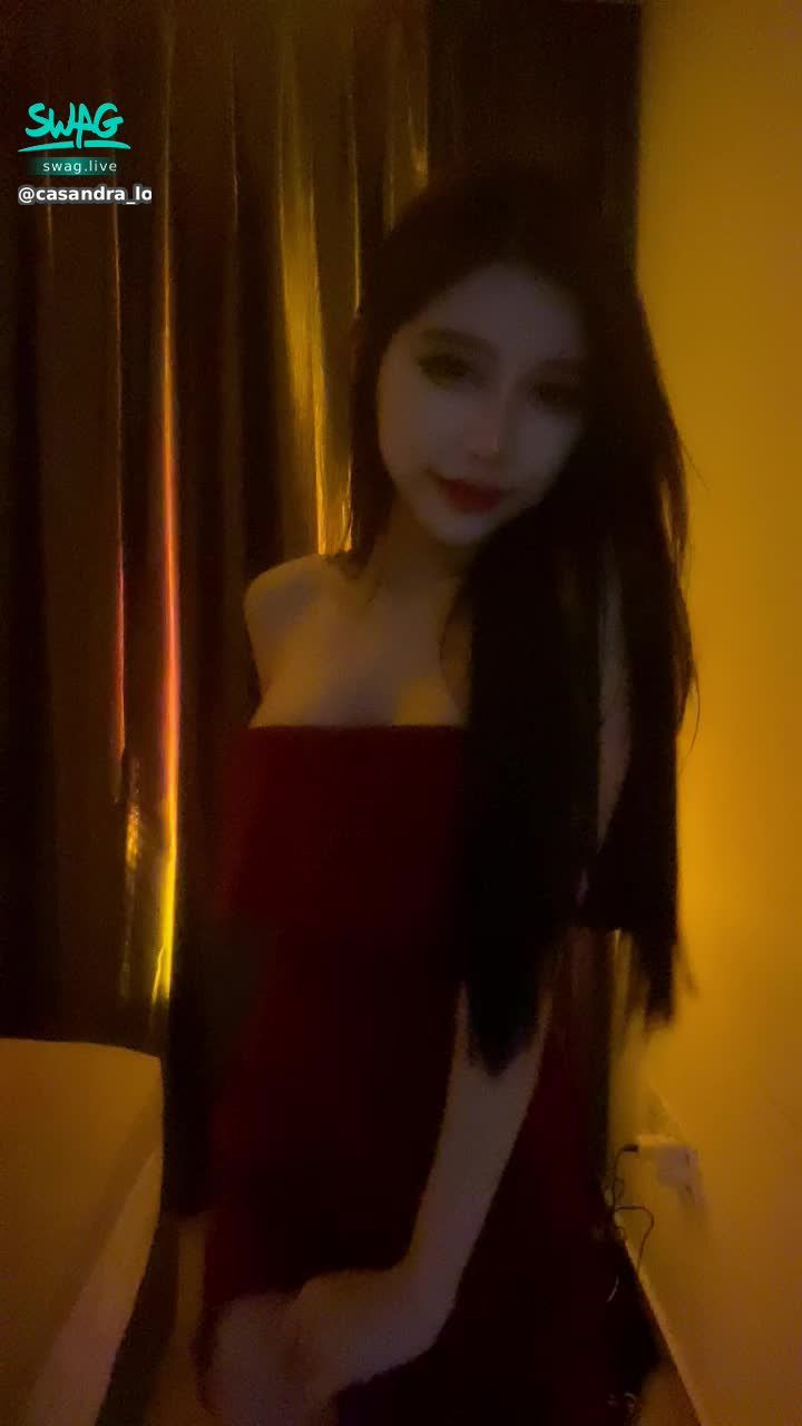 c**********w : 紅裙誘惑😘