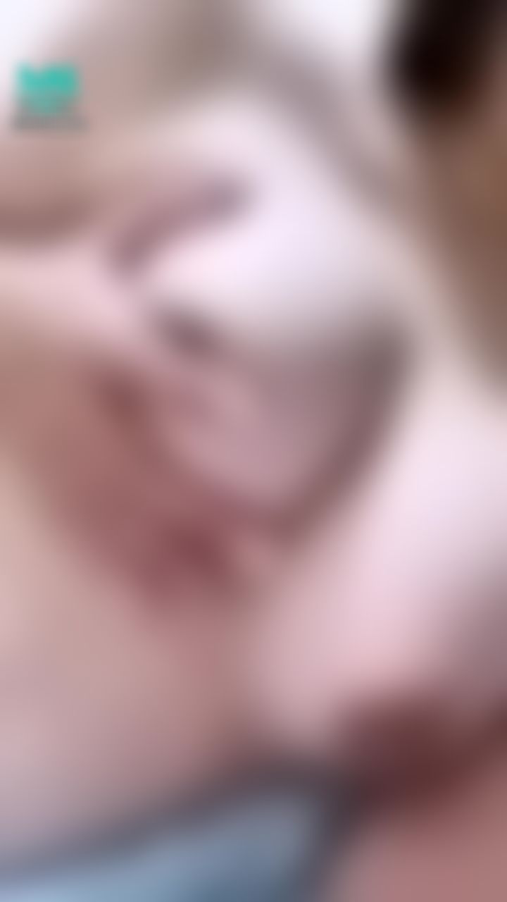  : 深夜限定🔞🈲手手不由自主的摸著小穴按摩全身🔥好騷🤫哥哥想和我激戰一番再睡嗎？