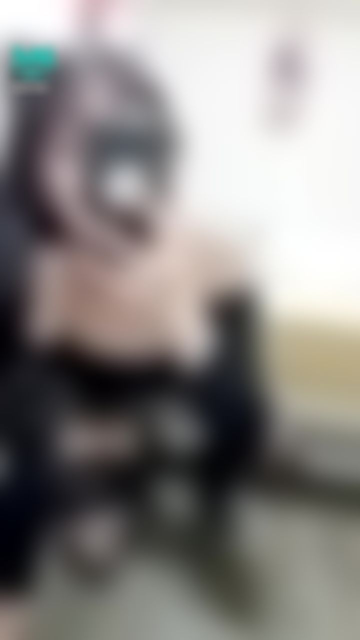 janicee : 趴低露出溝影的男友視角👀
黑色上衣，露出大面積的鎖骨與肩膀👠
黑長直的性感與清純💋
daily sexy 🌹