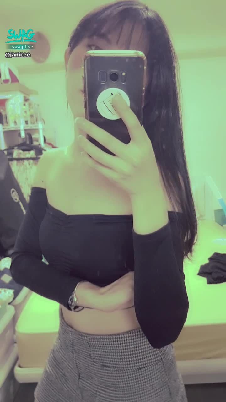 janicee : Black long straight youth, with a sexy off-the-shoulder top 💐
Slender waistline and navel, and glowing collarbone 💋
purely sexy 🎀